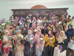 Siti Roika Rayakan Hari Kartini Bersama Warga Rejosari Lewat Kegiatan Merangkai Bunga