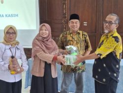 Siti Roika Serahkan Bantuan Ternak Ayam di Semarang Tengah, Dorong Pengentasan Kemiskinan Perkotaan